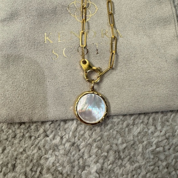 Kendra Scott Long Paper Clip chain and Mother of Pearl Pendant - Picture 2 of 4